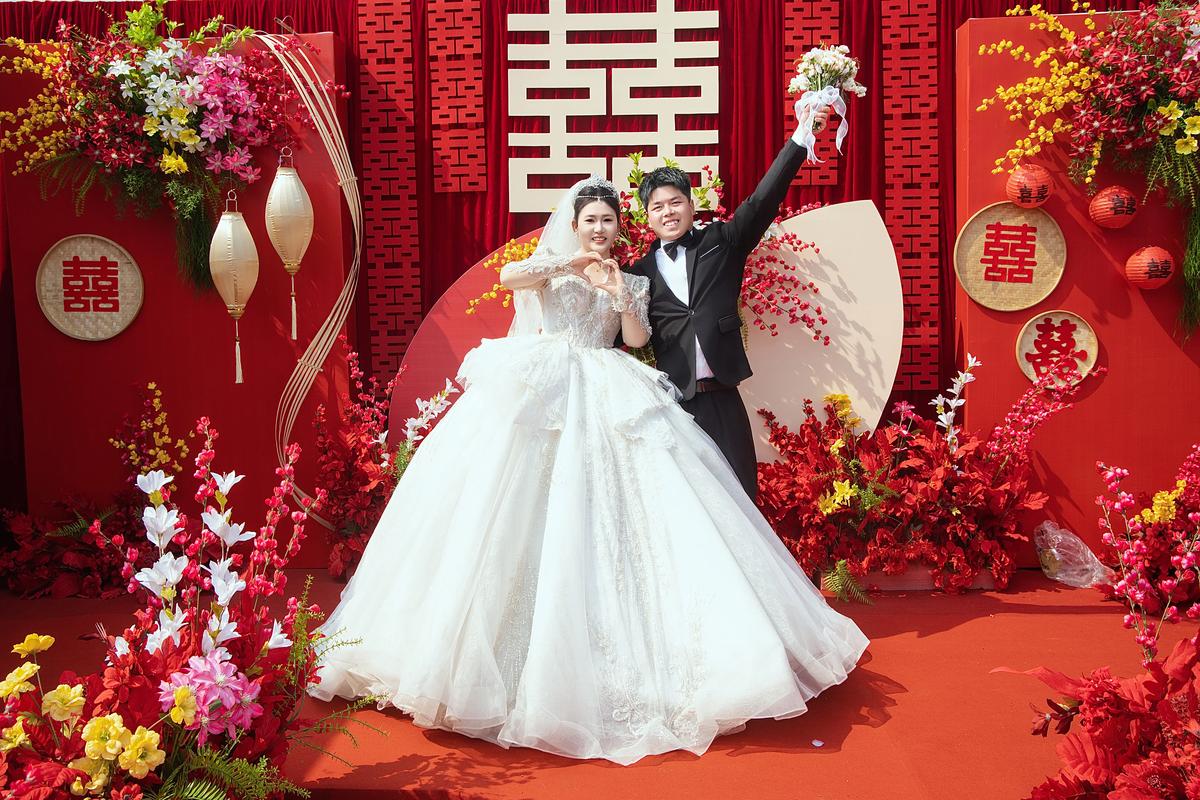 中国街边小吃摊新人吃麻辣烫的纪实婚纱照拍摄