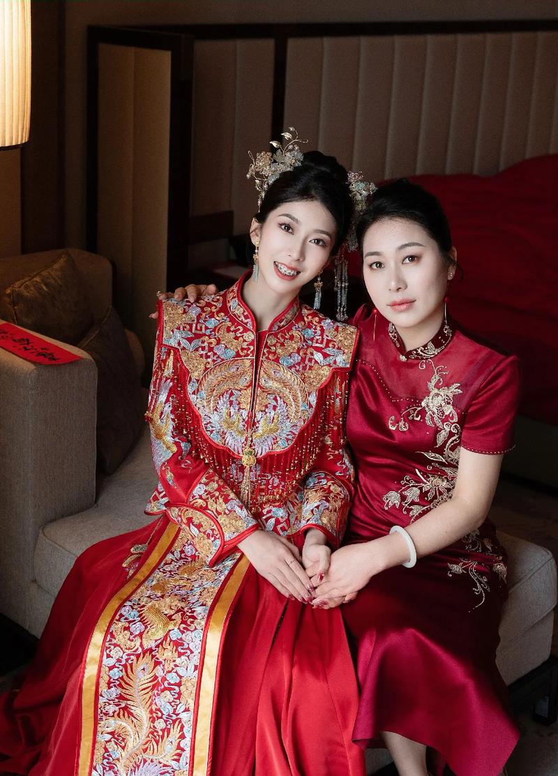 婚礼现场母女亲子装实拍温馨