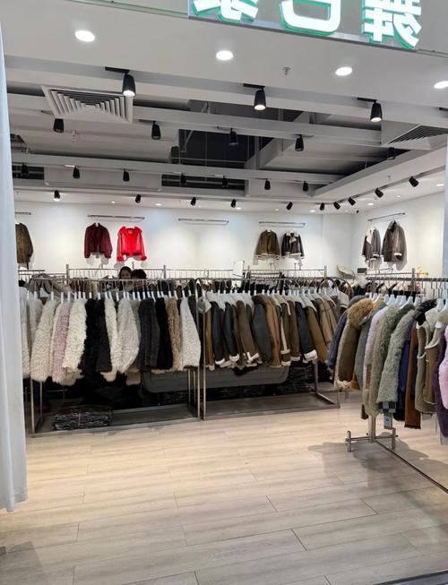 工厂直供社区门店服装陈列实景