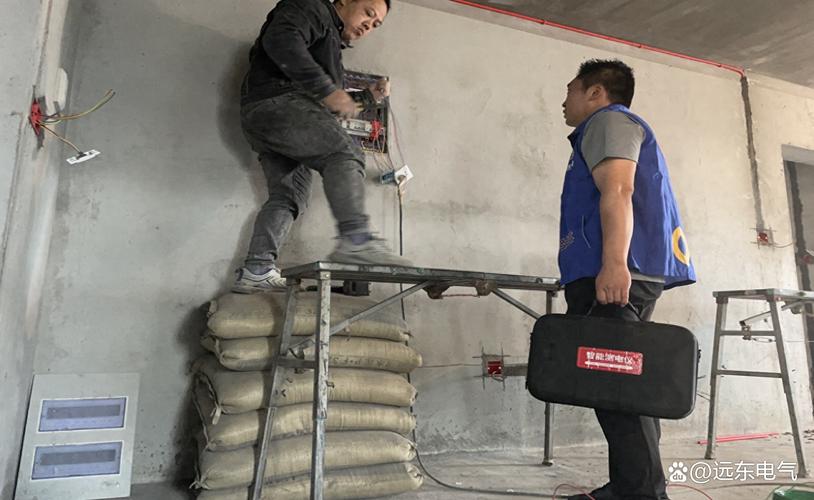 老房墙体内旧电线掏开检查场景