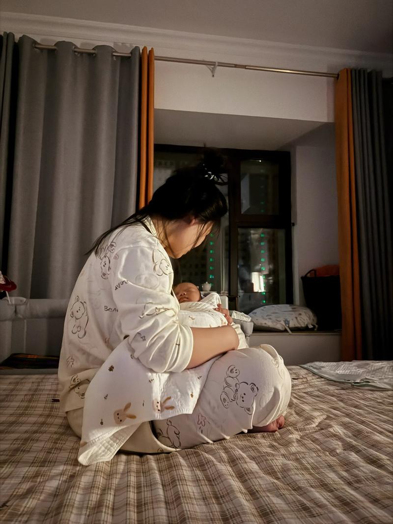 新手妈妈卧室深夜喂奶昏暗场景实拍