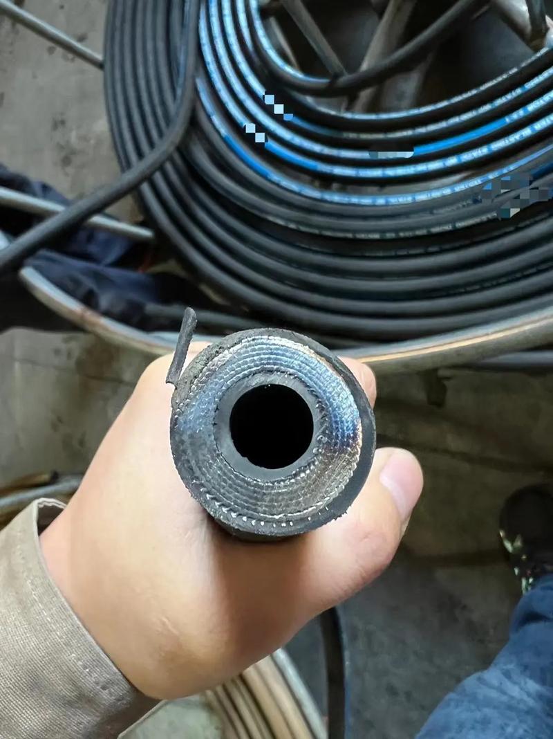 拆下来的老化助力高压管内部橡胶掉渣特写