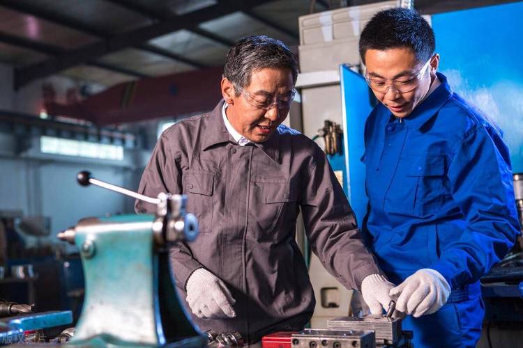 制造业里的“弟弟跟班”:老技工带徒藏着的工业传家宝-超级宝贝