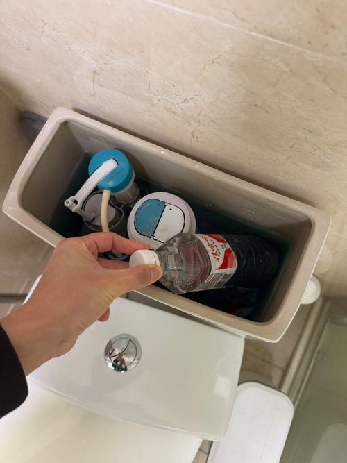 卫生间接冷水攒水冲厕小桶摆放实拍