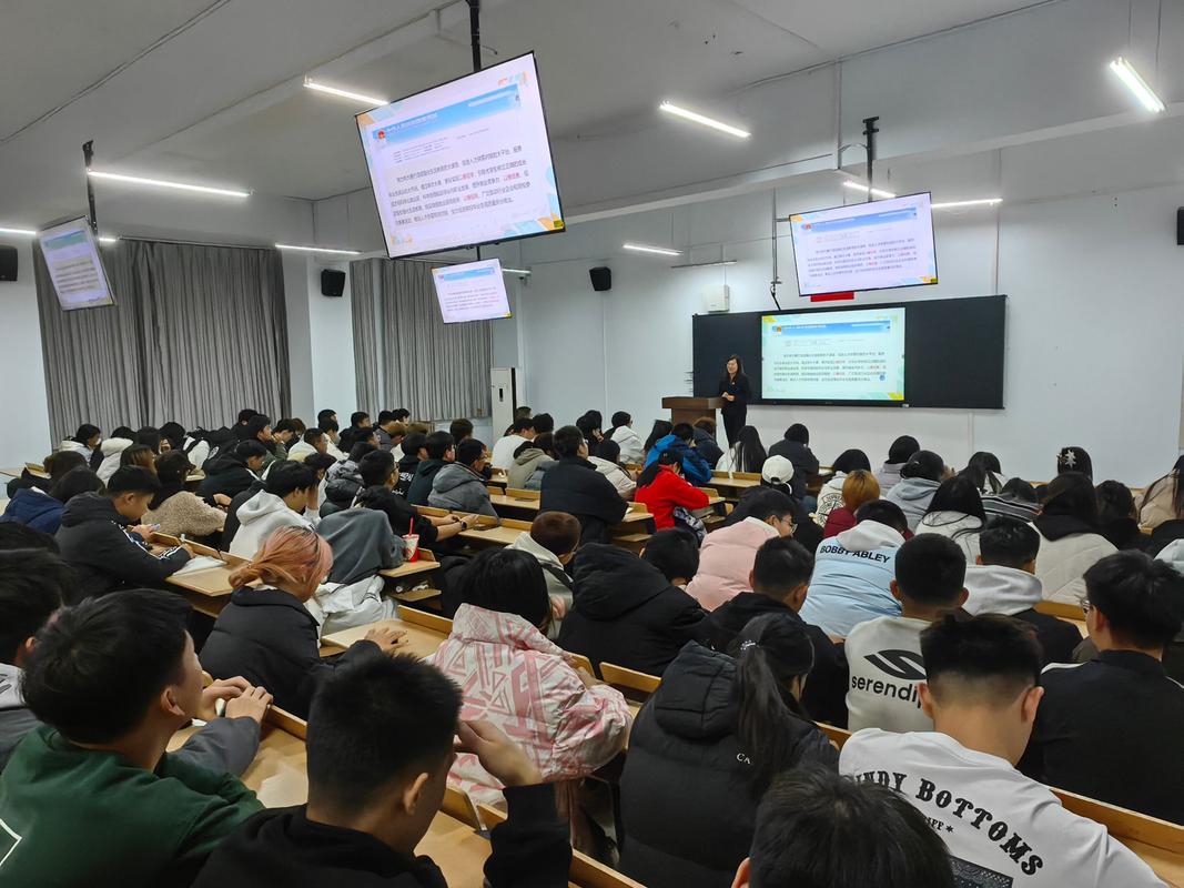 大学生在职业规划讲座上打哈欠的照片