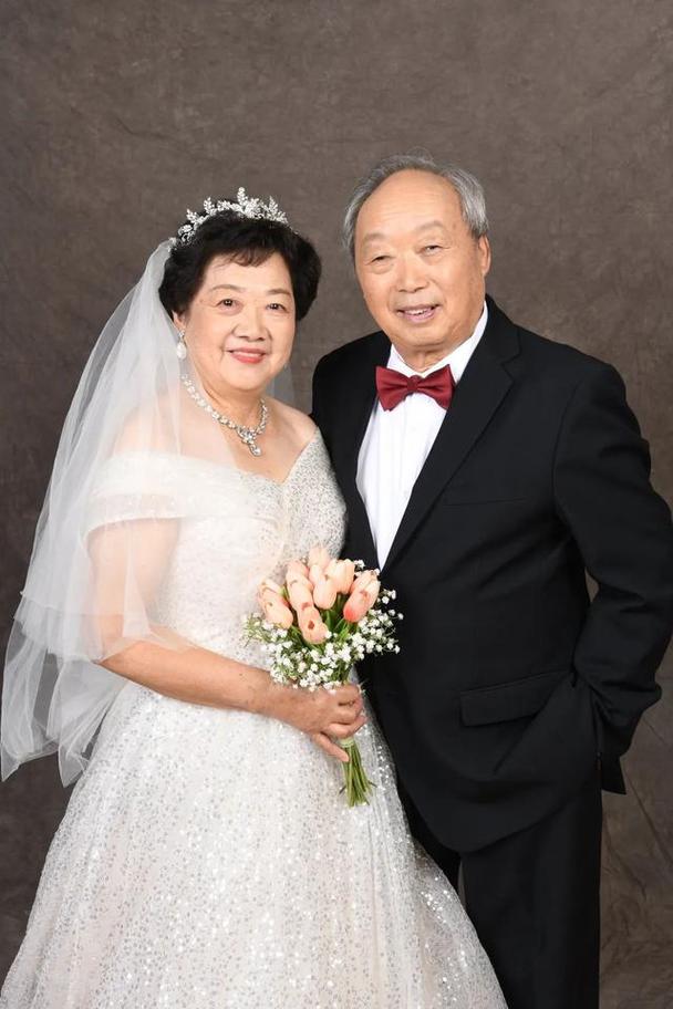 金婚庆典现场老人穿婚纱西装感动落泪