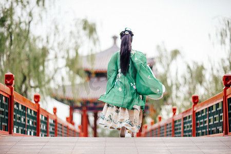 瘦西湖汉服奔跑
