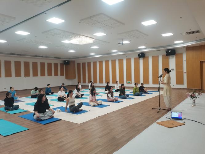 学生闭眼冥想感恩场景课堂氛围