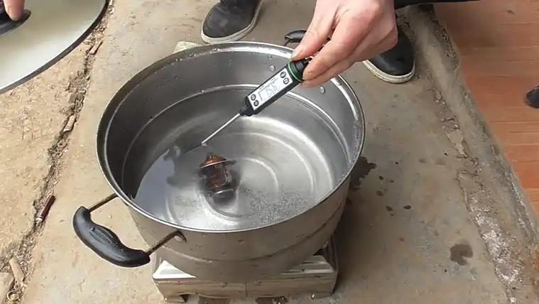 维修师傅水煮测试节温器打开温度场景