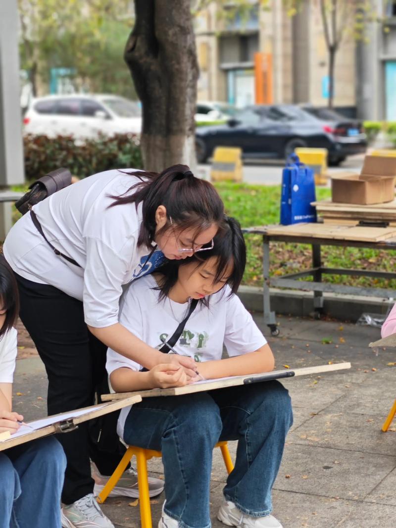 校园美术社团学生在户外写生