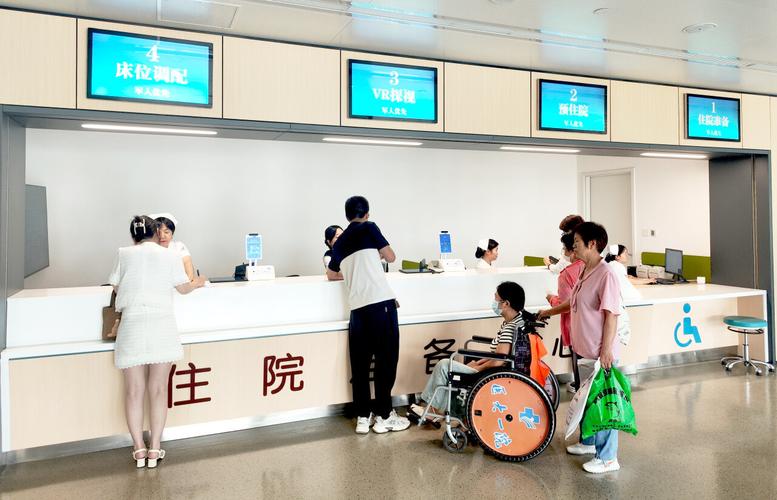 法院门口等待咨询的病患家属