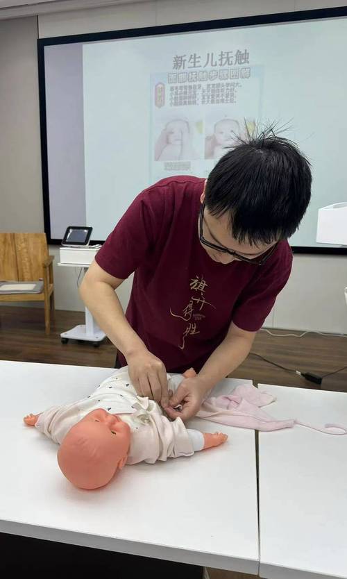 爸爸训练营课堂内爸爸们学习抱婴儿