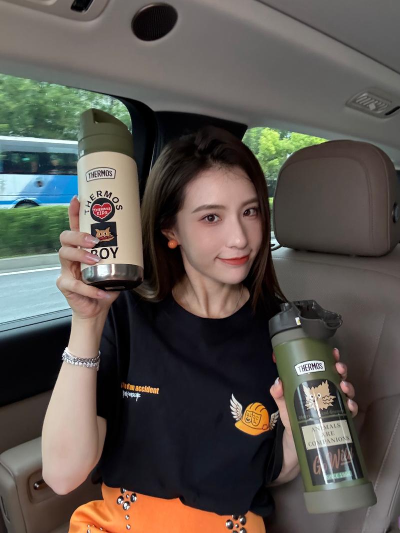 主播桌面带着水杯和润喉糖的直播环境