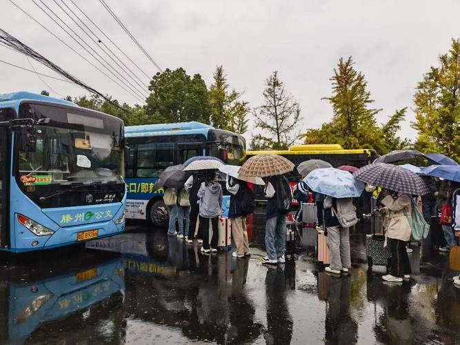 雨天公交站台撑伞等车的行人
