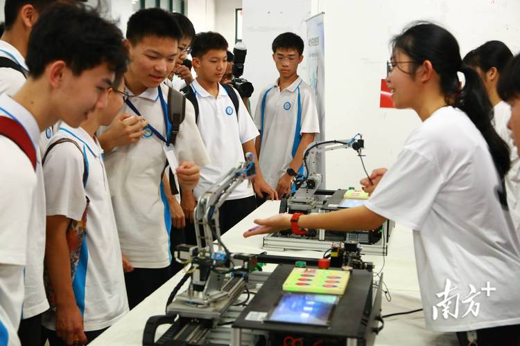 高中生在职业体验活动中操作工业机械臂