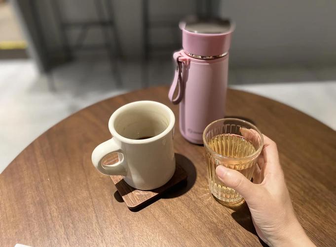 睡前追剧时手边放大容量水杯的生活场景