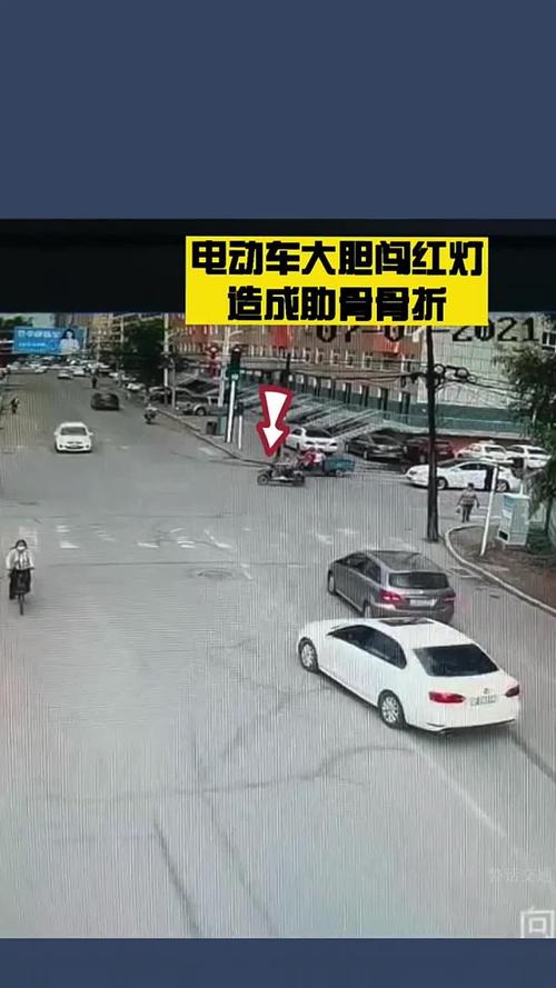 路口高清监控拍摄电动车刮蹭路人瞬间画面