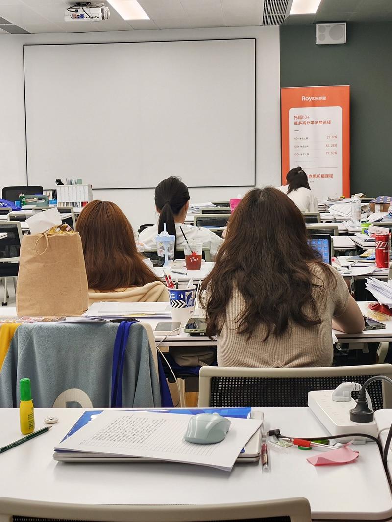 大学生在杂乱办公桌前筛选实习offer的苦恼场景