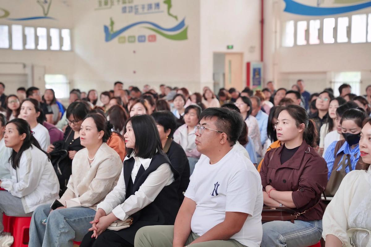 家长学校讲座现场，老师在台上讲