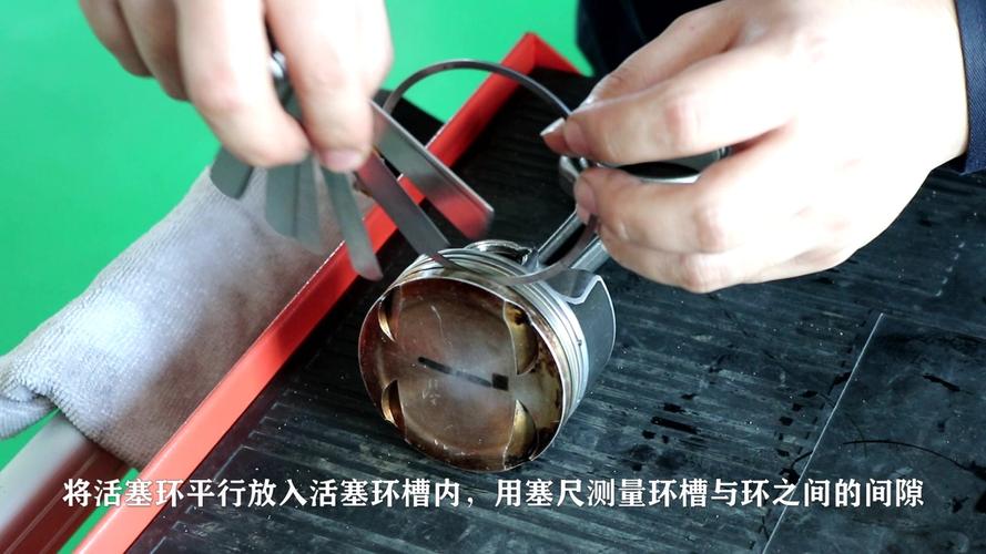 维修师傅用塞尺测量气门标准间隙作业实拍