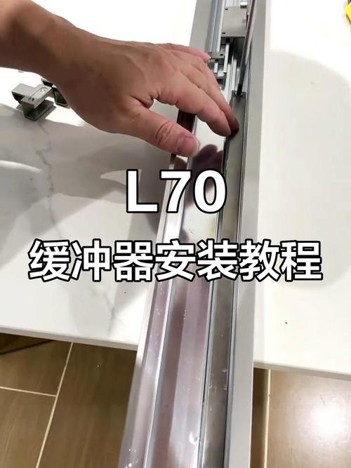 淋浴房玻璃门阻尼器安装调试现场