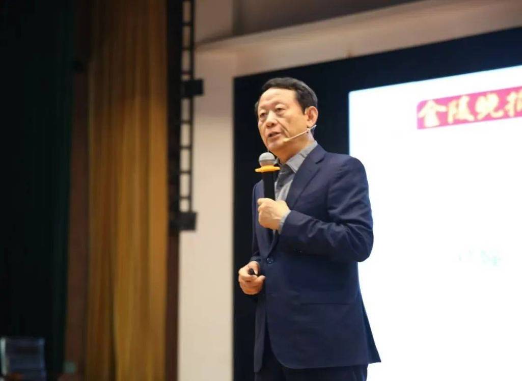北京市十一学校李希贵校长与教师研讨场景