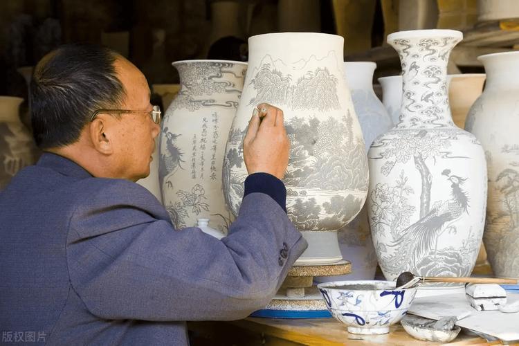 文物考古研究所工作人员鉴定民间传世瓷器场景图