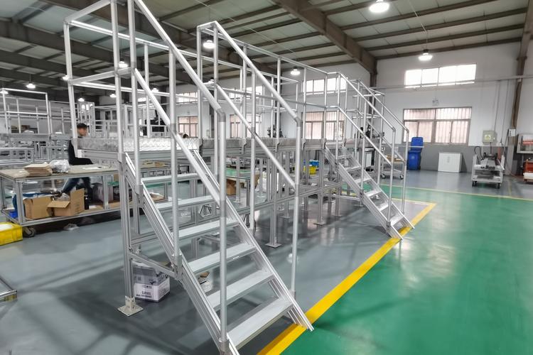 化工园区带双扶手踢脚板的防腐工业梯台施工现场