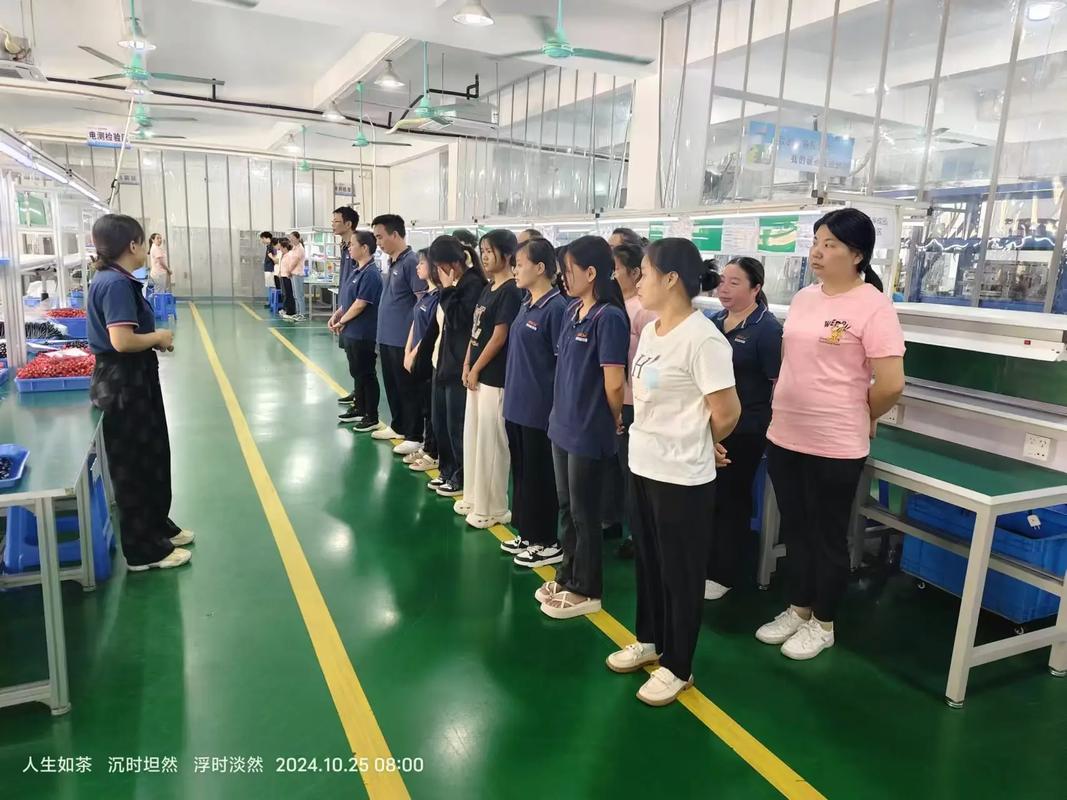工厂车间早会员工围站讨论