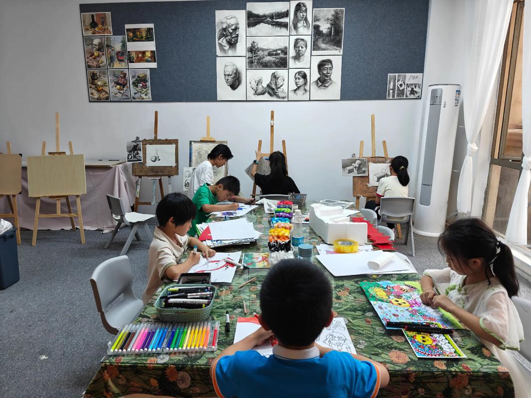 孩子专注绘画教室场景