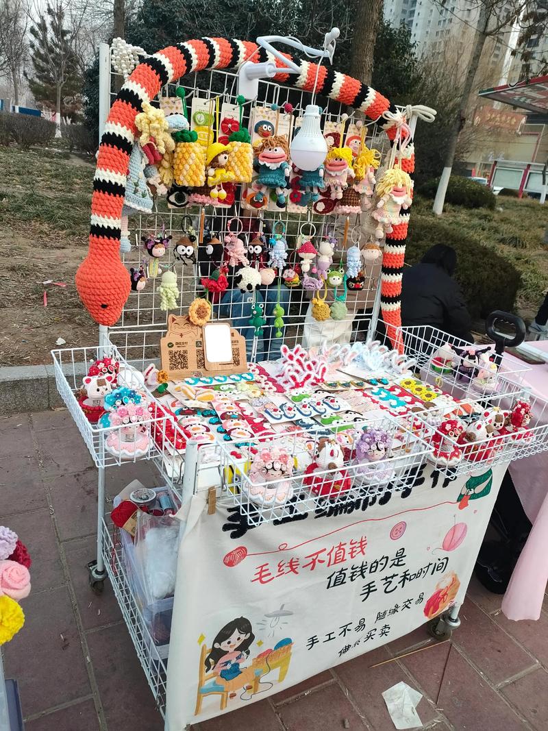 市集手工织布摊位近景