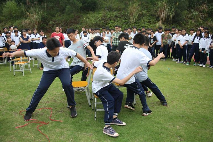 两个学生抢凳子站着听讲内卷示意图