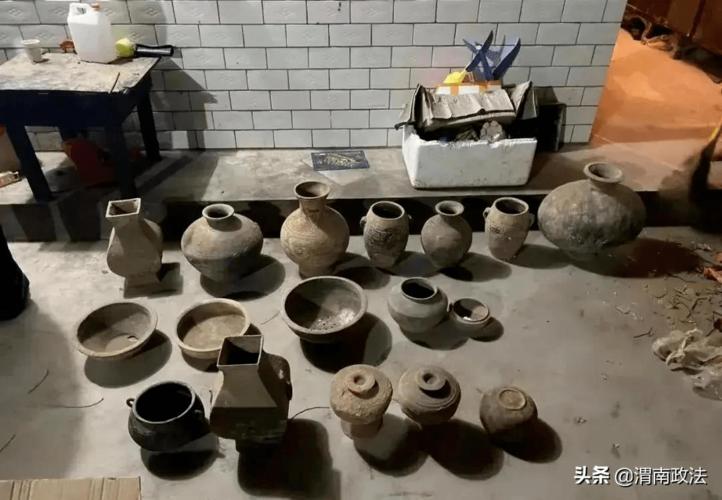 违法倒卖文物现场查获陶罐照片