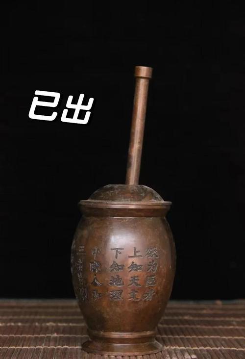 老小区单元楼楼道口摆放的熬药中药罐