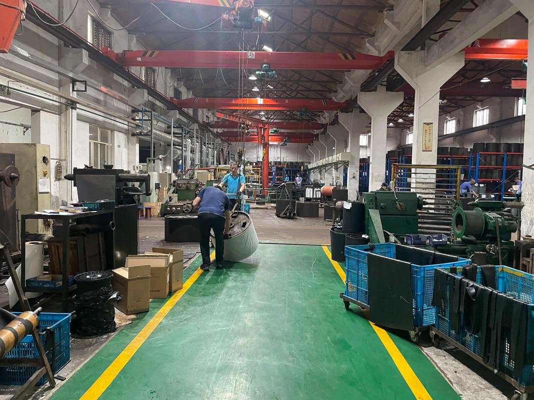 橡胶模具加工车间混乱现场