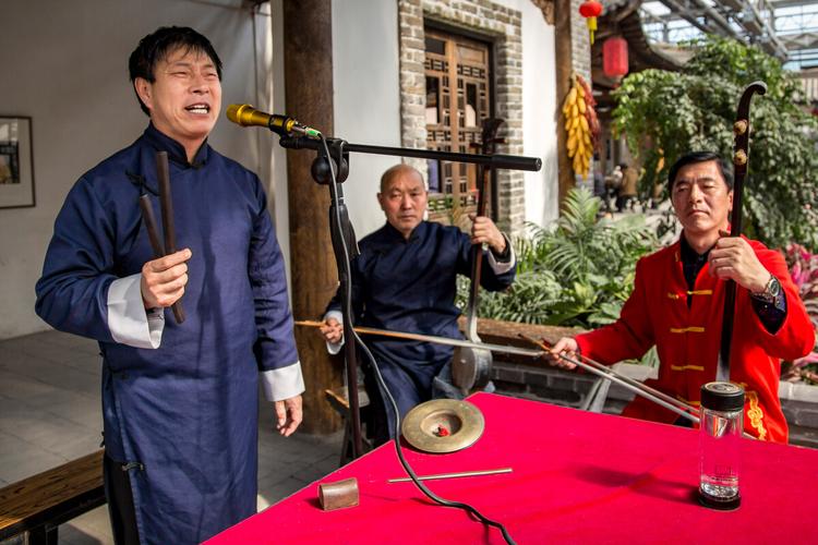 开封相国寺门楼下河南坠子民间表演