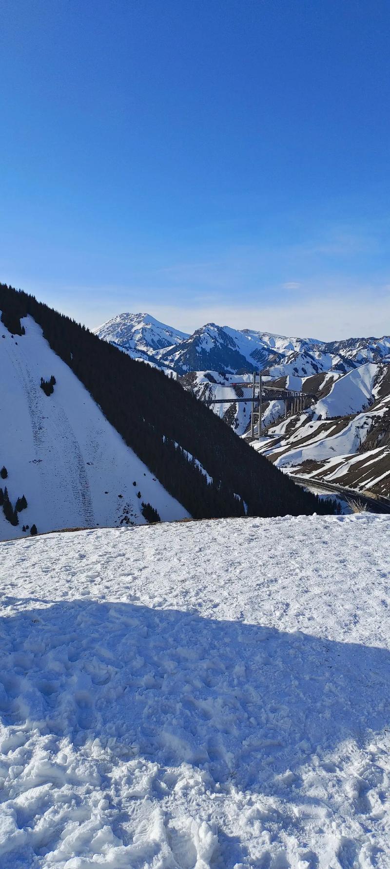新疆赛里木湖果子沟大桥远山雪景