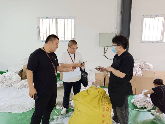 劳动监察执法人员检查企业用工情况