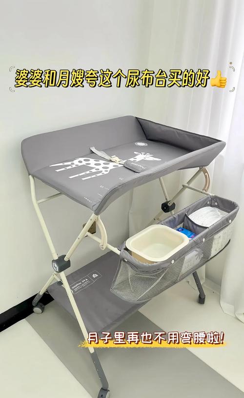 婴儿尿布台检查衣物标签摩擦红印