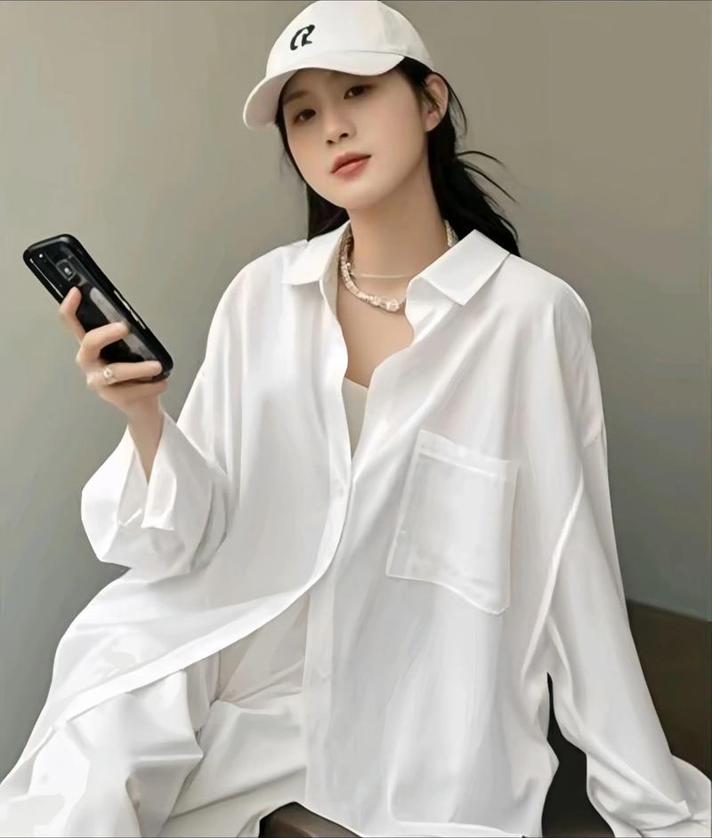 海边亚麻白衬衫穿搭示例