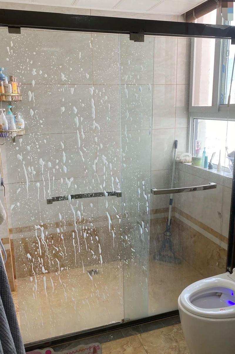 淋浴房玻璃水垢清理前后对比图