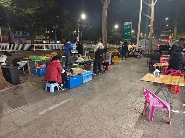 城市街边烧烤摊公共区域纠纷现场
