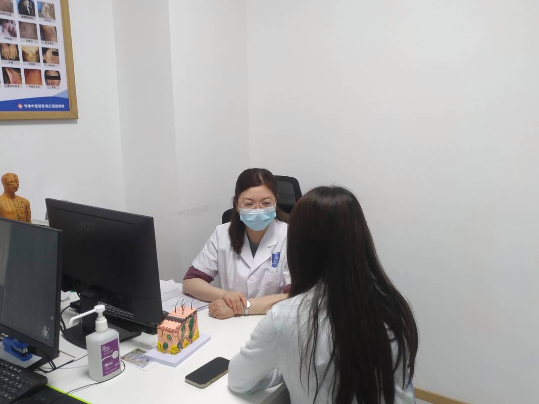 准新娘在皮肤科医生咨询室做皮肤检测