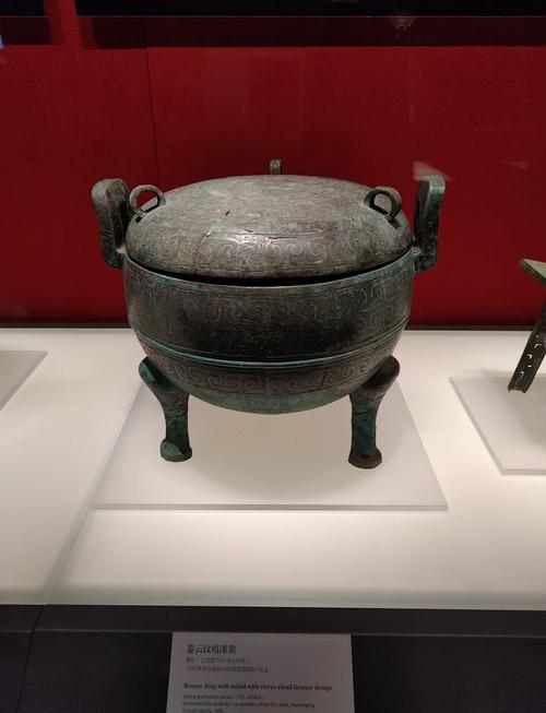 南漳楚文化遗址出土铜鼎卷云纹
