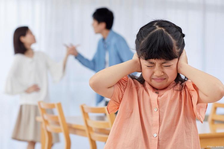 家长在公共场所训斥哭泣的孩子