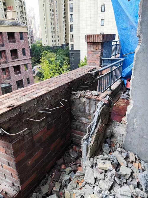 违规改造文保建筑后原构件损毁现场照片