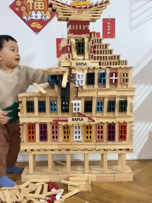 孩子在客厅搭积木倒塌后重新搭建场景