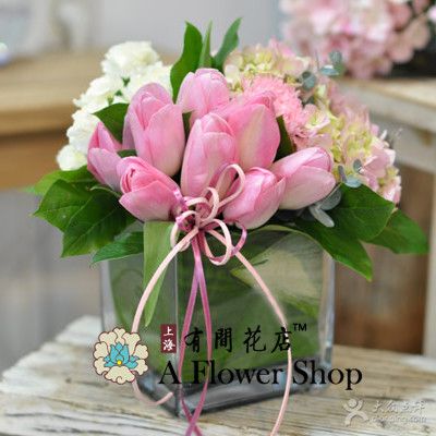 婚礼现场粉色郁金香桌花布置细节