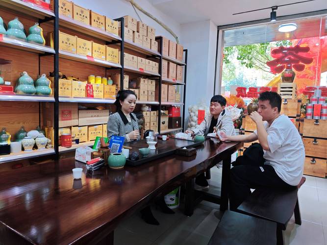 制造业老板在茶楼洽谈订单