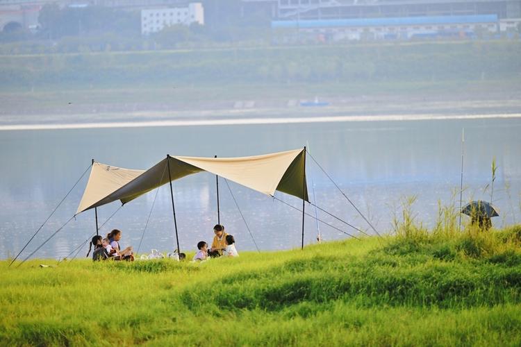 南漳黄莲树咀水库岸边草坪露营场景